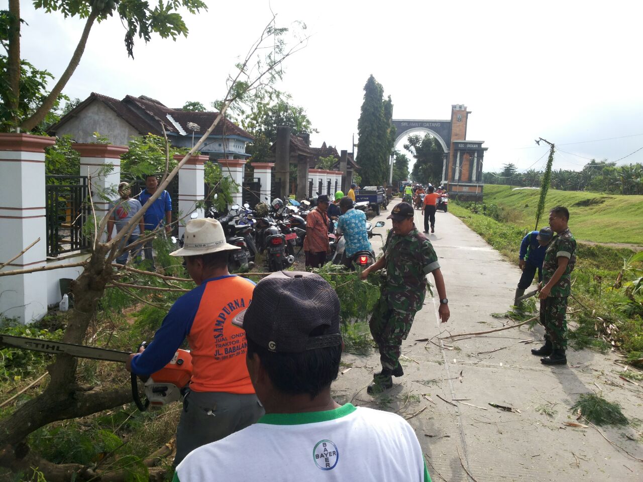Babinsa Kalirejo Bersama Babinsa Glagahwaru Melaksanakan Kerja Bhakti